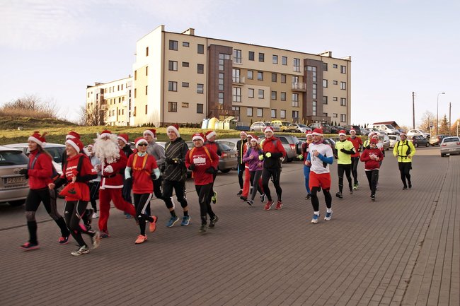 Mikołaje w biegu