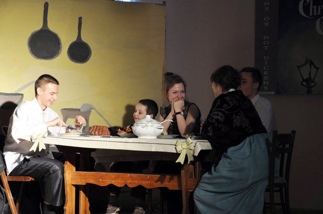 Licealiści w oryginale zagrali ?Opowieść wigilijną?