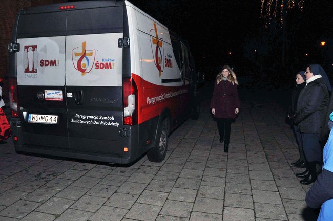 Krzyż podarowany przez Jana Pawła II przyjechał do Świecia