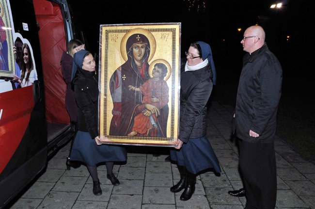 Krzyż podarowany przez Jana Pawła II przyjechał do Świecia