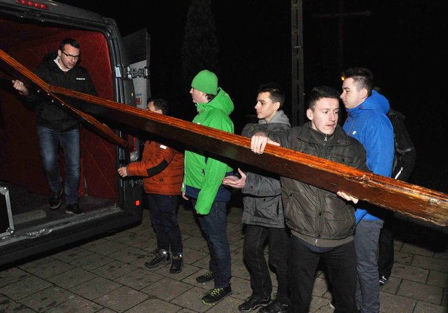 Krzyż podarowany przez Jana Pawła II przyjechał do Świecia