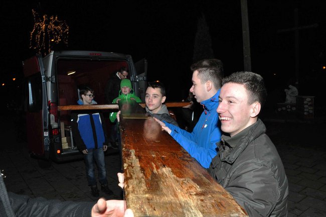 Krzyż podarowany przez Jana Pawła II przyjechał do Świecia