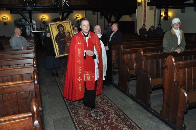 Krzyż podarowany przez Jana Pawła II przyjechał do Świecia