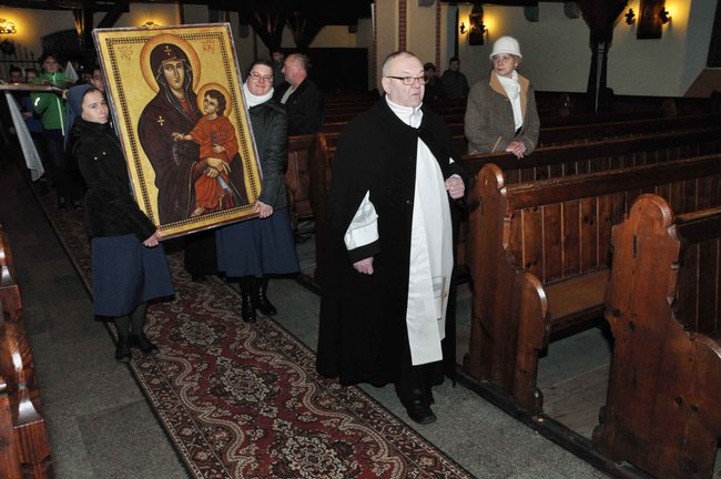 Krzyż podarowany przez Jana Pawła II przyjechał do Świecia