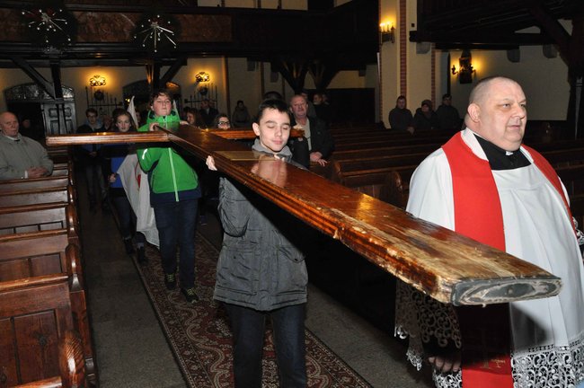 Krzyż podarowany przez Jana Pawła II przyjechał do Świecia