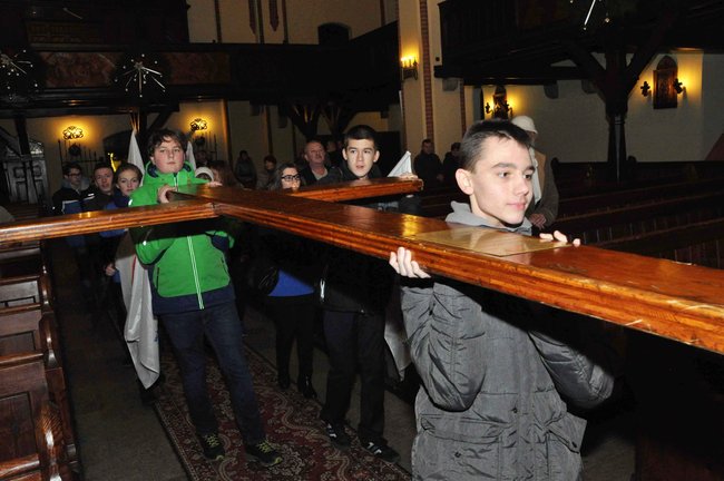 Krzyż podarowany przez Jana Pawła II przyjechał do Świecia