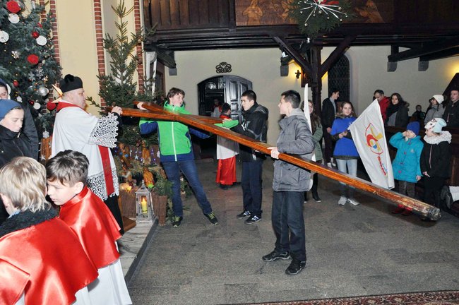 Krzyż podarowany przez Jana Pawła II przyjechał do Świecia