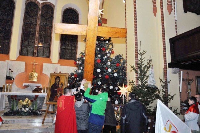 Krzyż podarowany przez Jana Pawła II przyjechał do Świecia