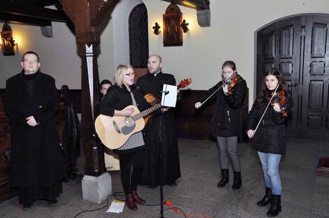 Krzyż podarowany przez Jana Pawła II przyjechał do Świecia