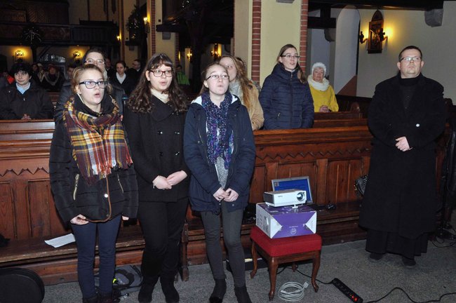 Krzyż podarowany przez Jana Pawła II przyjechał do Świecia