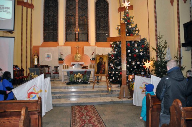 Krzyż podarowany przez Jana Pawła II przyjechał do Świecia