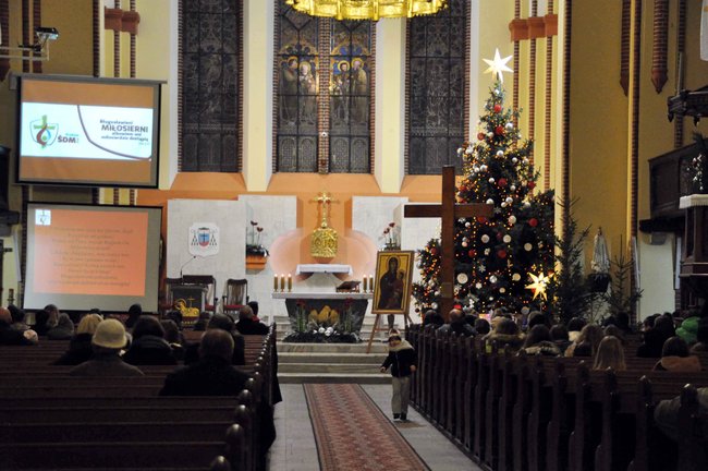 Krzyż podarowany przez Jana Pawła II przyjechał do Świecia