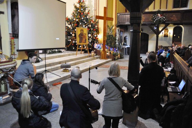Krzyż podarowany przez Jana Pawła II przyjechał do Świecia