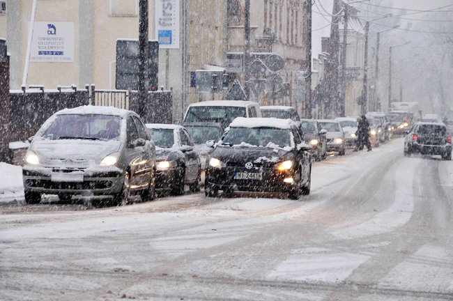 Rano ruch na wielu ulicach stanął