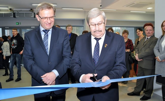 Basen otwarty! Burmistrz już pływał