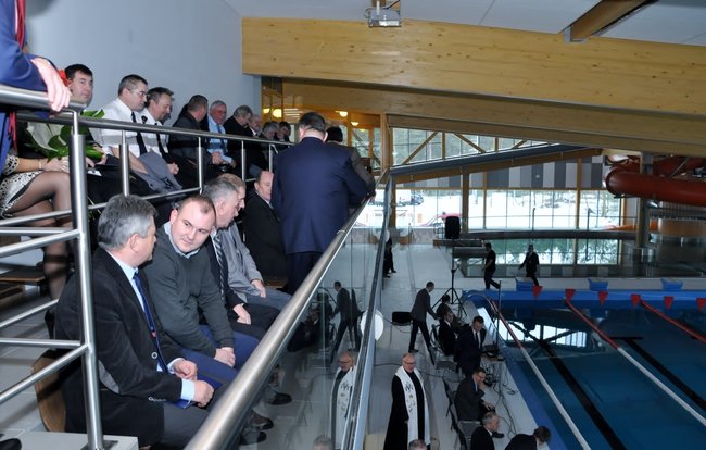 Basen otwarty! Burmistrz już pływał