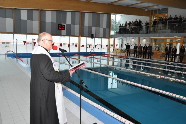 Basen otwarty! Burmistrz już pływał