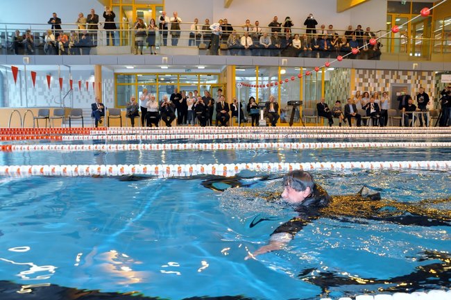 Basen otwarty! Burmistrz już pływał