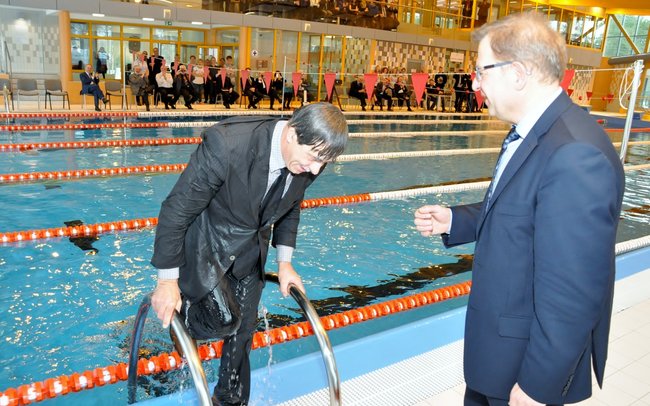 Basen otwarty! Burmistrz już pływał