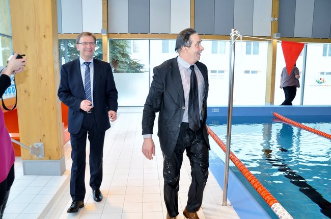 Basen otwarty! Burmistrz już pływał