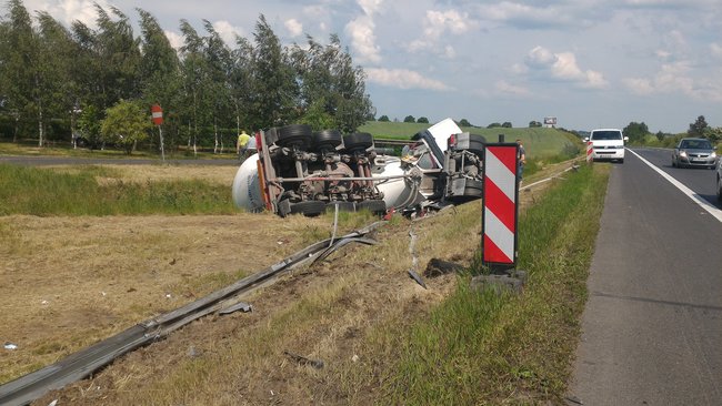 Ciężarówka na poboczu obwodnicy