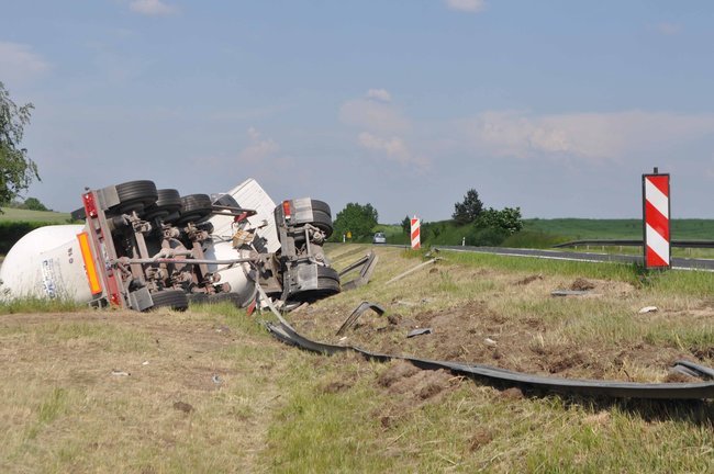 Ciężarówka na poboczu obwodnicy