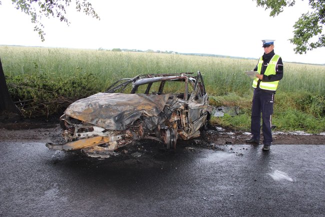 Samochód zapalił się po uderzeniu w drzewo