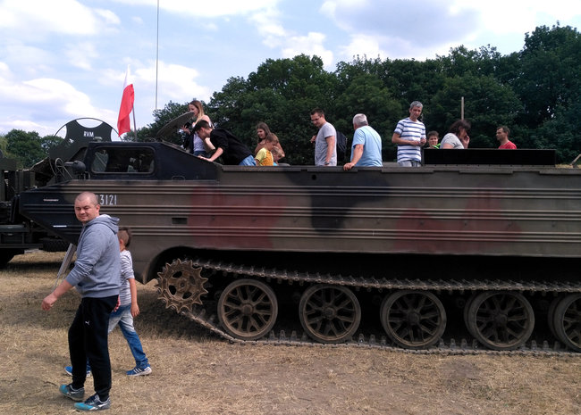Cywile na moście pontonowym