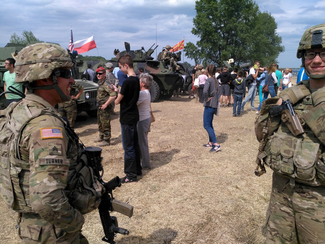 Cywile na moście pontonowym