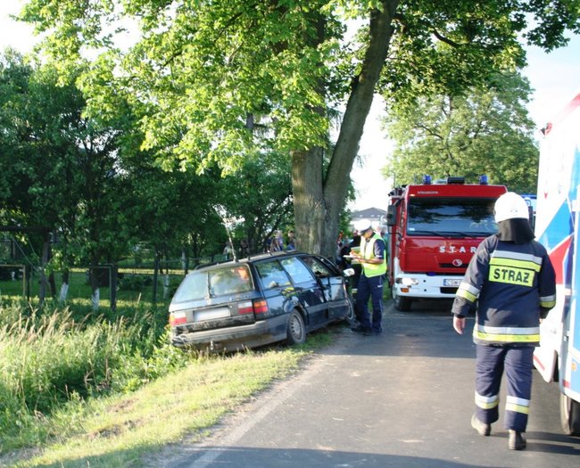 Samochód uderzył w drzewo ? kierowca i pasażerowie w szpitalu