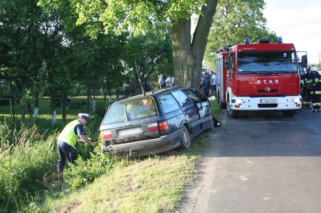 Samochód uderzył w drzewo ? kierowca i pasażerowie w szpitalu