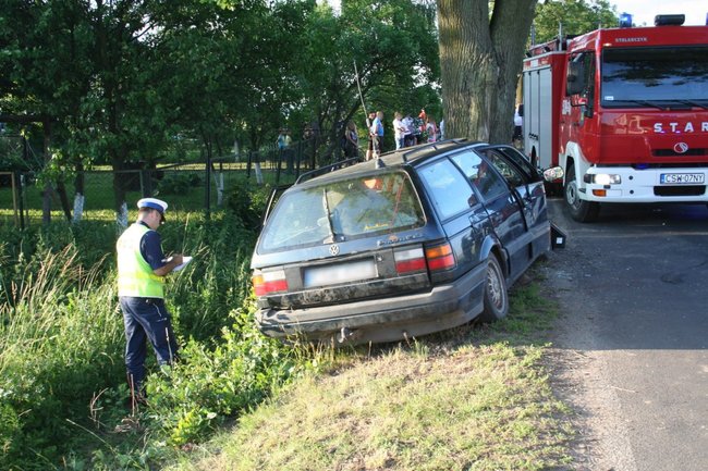 Samochód uderzył w drzewo ? kierowca i pasażerowie w szpitalu