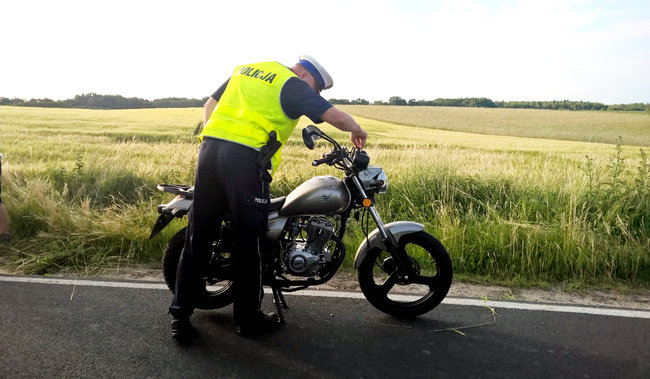 19-latek na motocyklu wyleciał z drogi