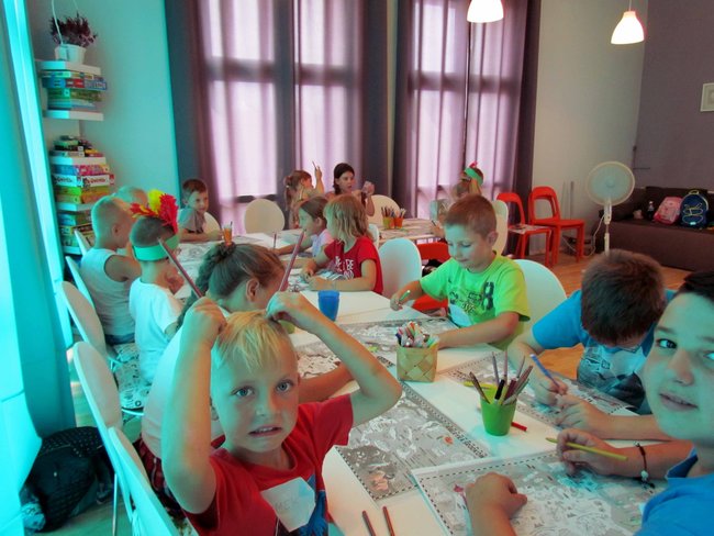 Dzieciaki tańczą i poznają dalekie strony