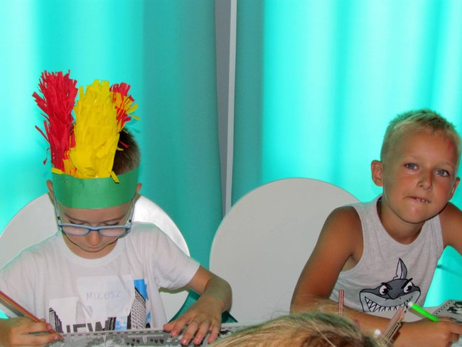 Dzieciaki tańczą i poznają dalekie strony