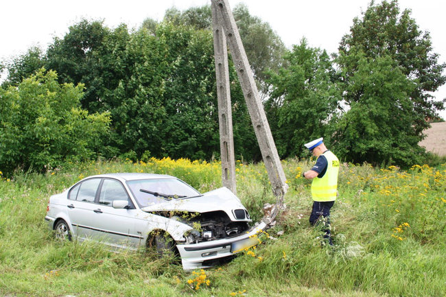 Jechał za szybko i uderzył w słup