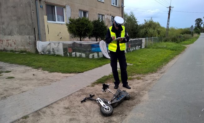 Dwoje dzieci pod kołami samochodu
