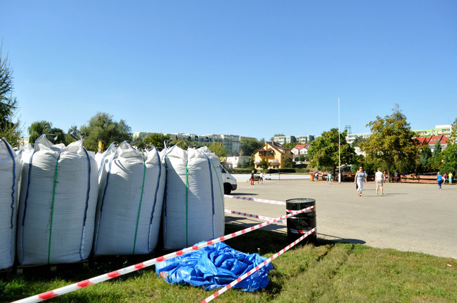 Budowa boiska przy Ósemce