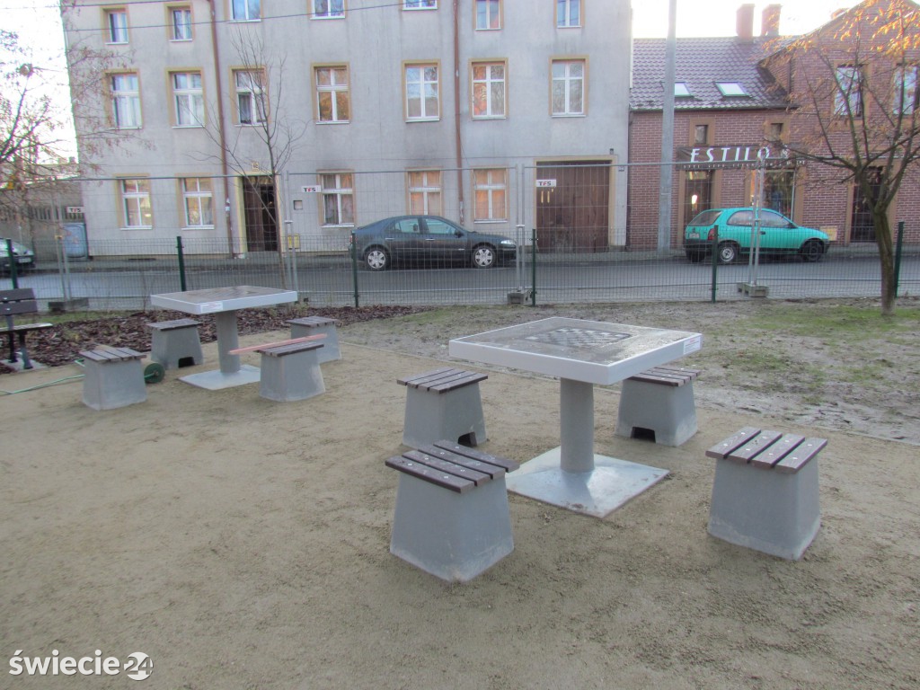 Plac zabaw na Ogrodowej pięknieje