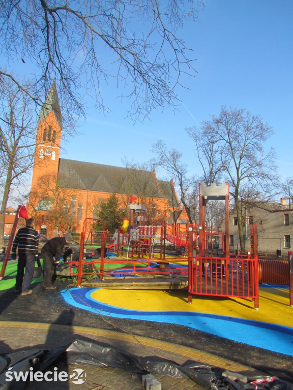 Plac zabaw na Ogrodowej pięknieje