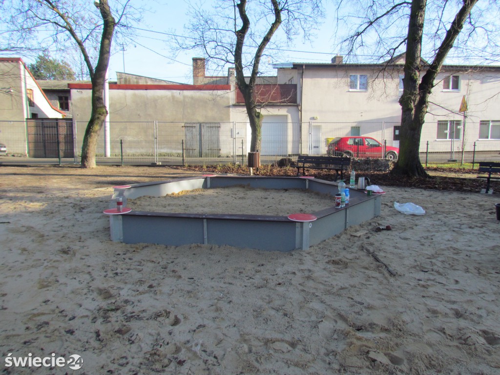 Plac zabaw na Ogrodowej pięknieje