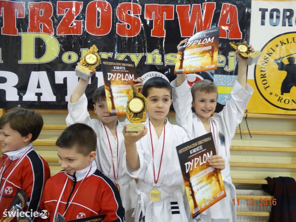 11 medali świeckich karateków