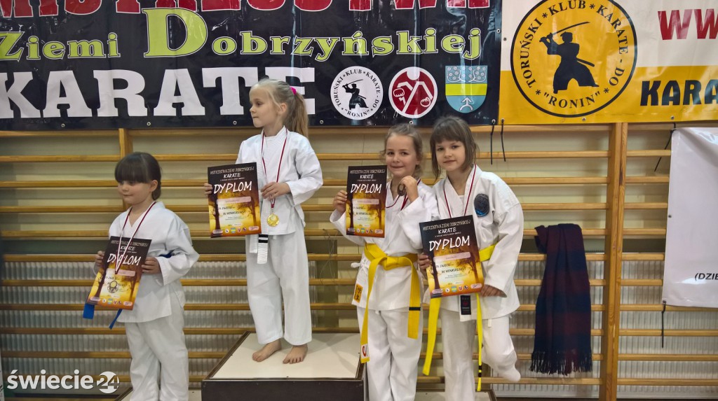 11 medali świeckich karateków