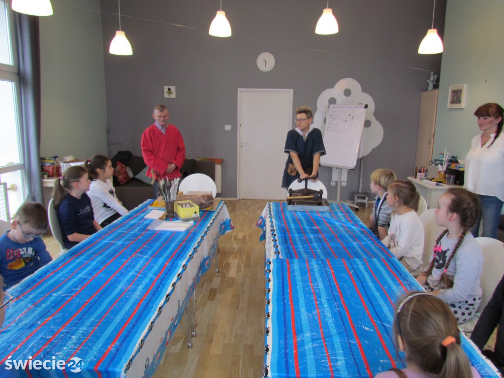 Papier, mikrofon i taniec