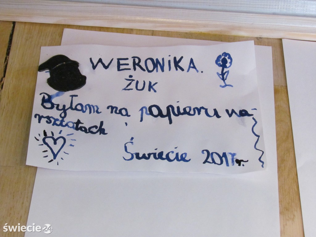 Papier, mikrofon i taniec