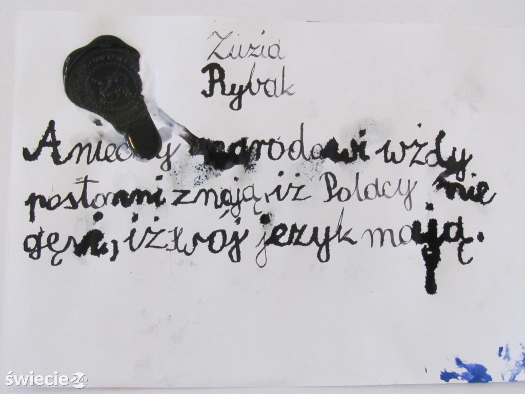 Papier, mikrofon i taniec
