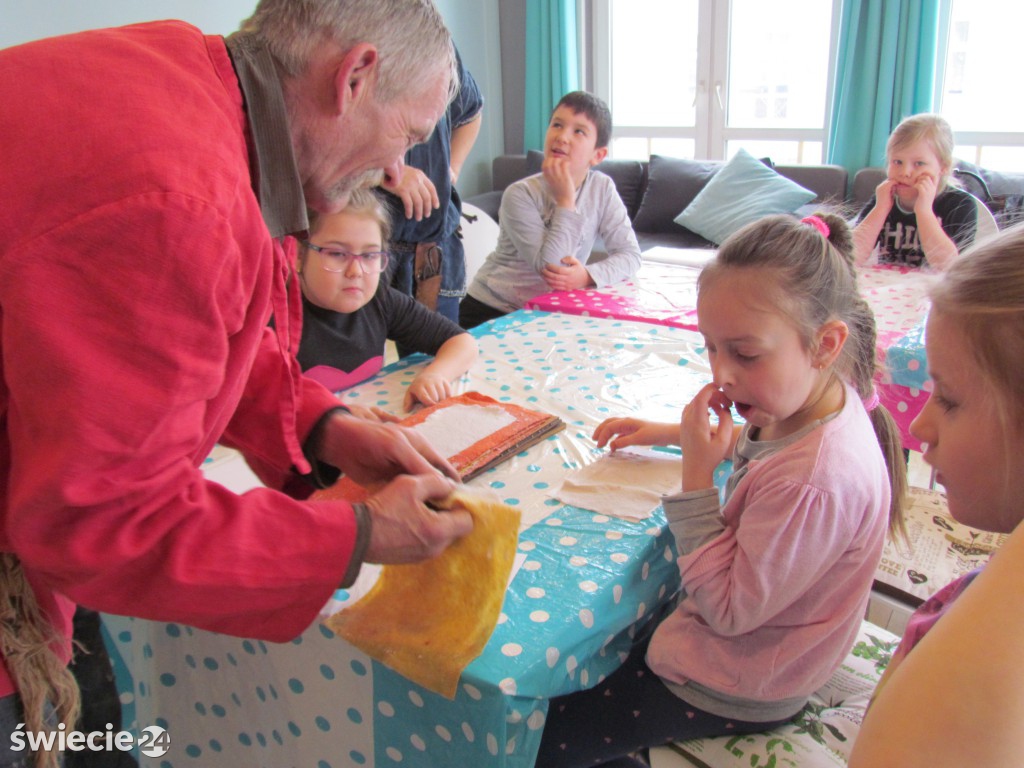 Papier, mikrofon i taniec