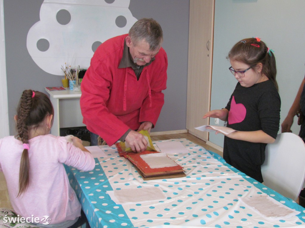 Papier, mikrofon i taniec
