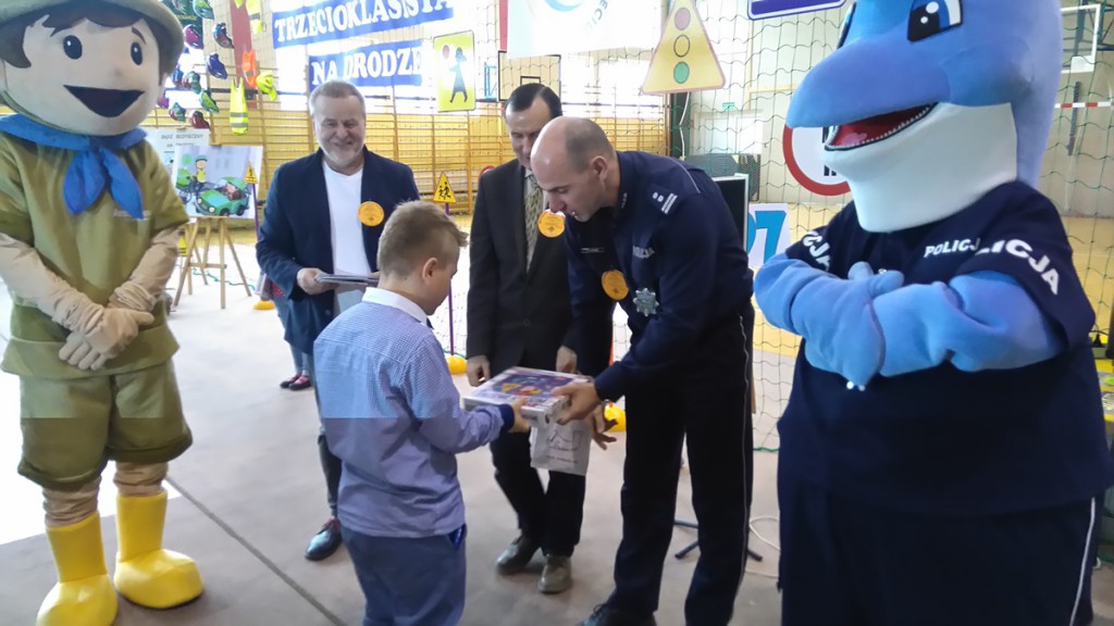 Bezpieczny trzecioklasista na drodze
