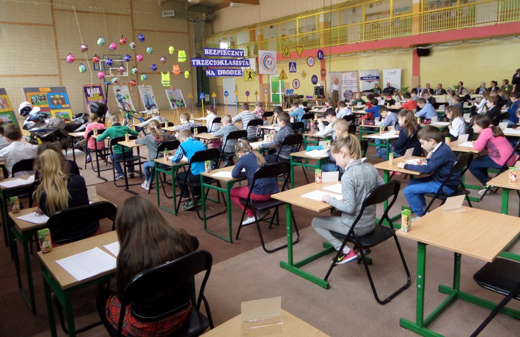 Bezpieczny trzecioklasista na drodze